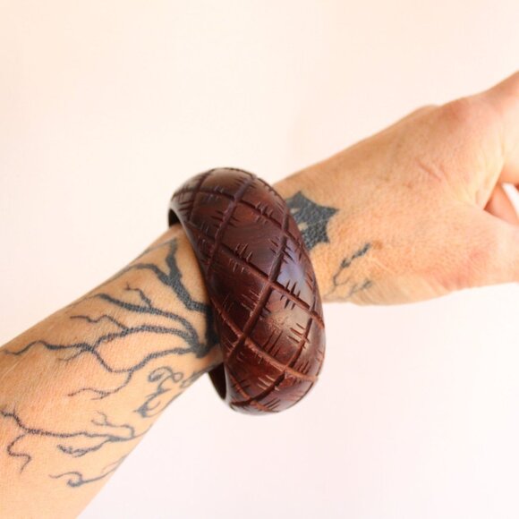 Vintage Bangle Bracelet, Brown Wood Carved Stacking Bracelet, Made in India Boho - Picture 7 of 10